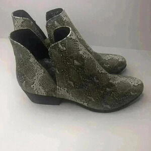 Crochet Ladies Slip on Gray Faux Snake Skin Ankle Booties NWOB size 9